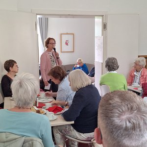 Petra Banger referiert im Erzählcafé