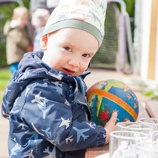 Kitakind spielt mit Ball