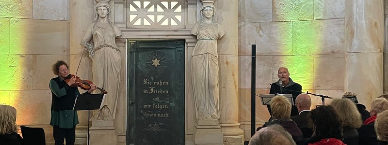 Lesung und Musik im Mausoleum von Carstanjen