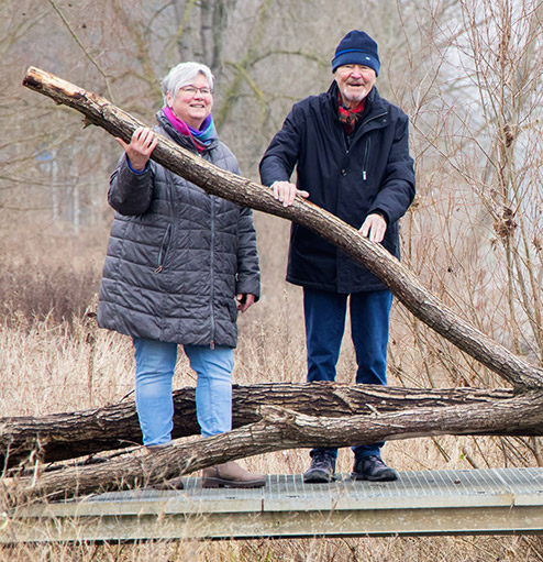 Demenzbegleiterin mit Klienten beim Spazieren am Rheinufer